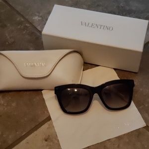 Valentino rockstud sunglasses V723S like new